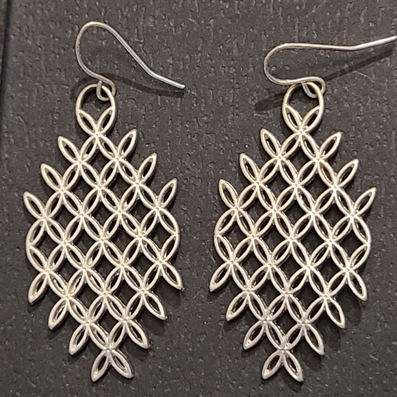 RHOMBUS SHAPED MESH SILVER PLATED GEOMETRICAL SHAPED EARRINGS - Picture 3 of 7